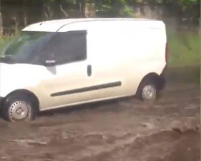 «Дороги превратились в реки»: в сети появилось видео затопленной улицы в Киеве (ВИДЕО) - enovosty.com - Киев