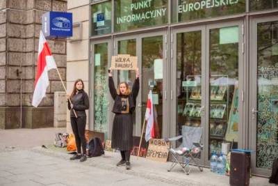 В Варшаве активистки начали голодовку с требованием ввести экономические санкции против белорусского режима - ukrpost.biz - Варшава