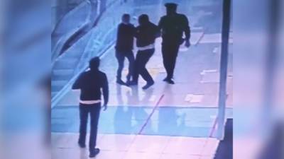 Во Владивостоке пьяных авиадебоширов сняли с рейса - vesti.ru - Москва - Владивосток