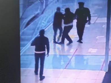Пьяный дебошир набросился на полицейского на рейсе Владивосток - Москва - news.vse42.ru - Москва - Приморье край - Владивосток