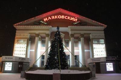 В центре Омска у кинотеатра дебошир угрожал бывшей жене топором - omsk.mk.ru - Омск