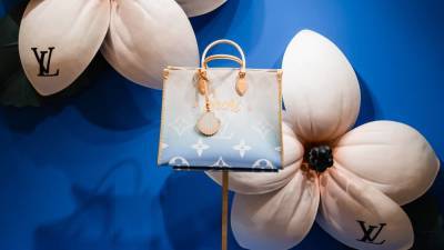 Louis Vuitton - Louis Vuitton впервые представили сумку с названием российского города (догадайтесь какого!) - skuke.net - Россия - Сочи - Sochi