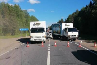 На шоссе Кострома-Киров «Ладу» зажало между двумя грузовиками-«корейцами» - kostroma.mk.ru - Пермь - Кострома