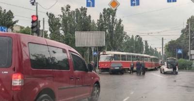 В Киеве легковушка врезалась в трамвай, движение на Соломенке парализовано (ФОТО) - delo.ua - Киев