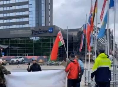 Эдгар Ринкевич - Мартиньш Стакис - Активист «Русского союза Латвии» попытался вернуть на место белорусский флаг в Риге - eadaily.com - Рига - Латвия