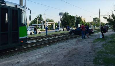 Выбросило на рельсы: авто заблокировало движение транспорта, кадры ЧП - politeka.net - Харьков