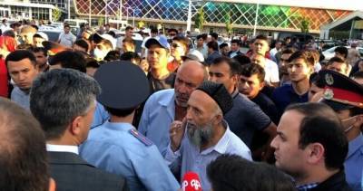 Сотни застрявших пассажиров собрались на стихийном митинге возле международного аэропорта Душанбе - dialog.tj - Душанбе - Таджикистан