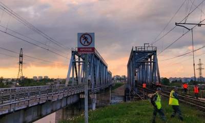 В Ярославле погибла девушка, которая ради эффектного сэлфи забралась на железнодорожный мост - runews24.ru - Ярославль
