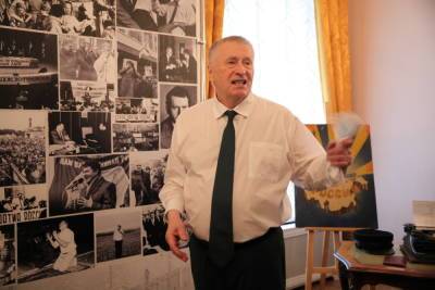Владимир Жириновский - Жириновский предложил сделать «вагоны-бани» в поездах дальнего следования - mk.ru