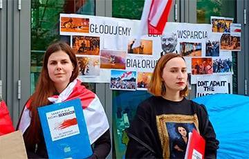 Белоруски уже третий день голодают под зданием Еврокомиссии в Варшаве - charter97.org - Минск - Варшава