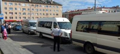 "Бомбилы оккупировали остановку в Петрозаводске – люди выбегают на дорогу" - stolicaonego.ru - Петрозаводск - республика Карелия