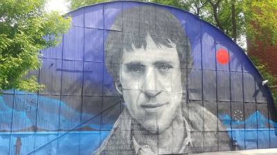 Владимир Высоцкий - Граффити-портрет Высоцкого появился на здании Театра на Таганке в Москве - vm.ru - Москва