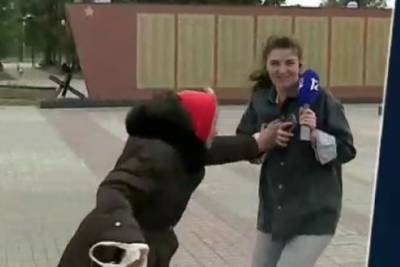 Журналистка рассказала о нападении в прямом эфире бабушки с гусем - mk.ru - Омск
