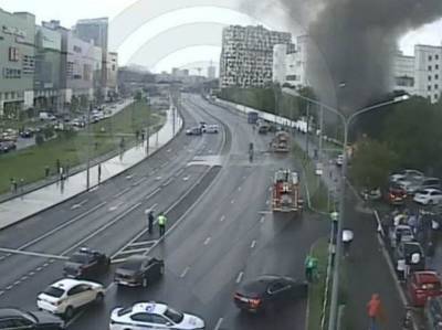 На парковке в Москве сгорели четыре автомобиля - sobesednik.ru - Москва