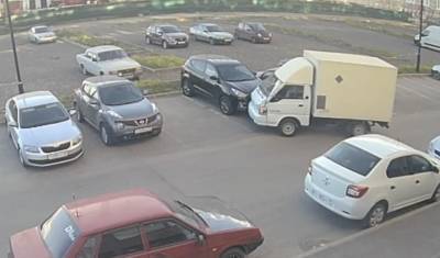 В Тюмени автомобили без водителей устроили ДТП на парковке - nashgorod.ru - Москва - Тюмень