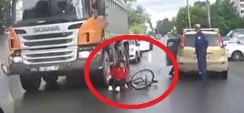 Жестокое ДТП в Вологде: велосипедистка оказалась под колесами Ниссана на ул.Петина - vologda-poisk.ru - Вологда