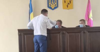 Кричал на мэра в громкоговоритель: под Харьковом "буйного" депутата успокаивала полиция (видео) - focus.ua - Харьковская обл. - Харьков