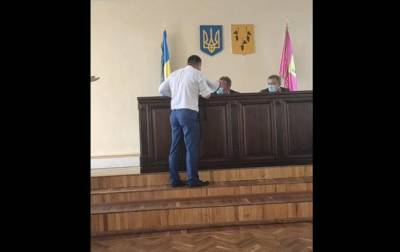 Под Харьковом депутат кричал в громкоговоритель в горсовете - korrespondent.net - Харьковская обл. - Харьков - Изюм