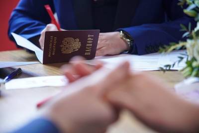 Нумерологи заявили о влиянии смены фамилии в браке на судьбу человека - vm.ru - Брак