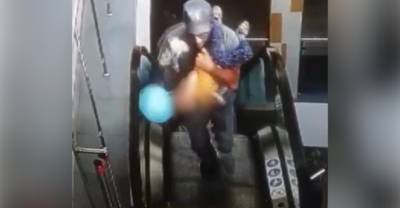 В Казани охранник спас девочку, которую отец чуть не уронил с эскалатора вниз головой - reendex.ru - Казань