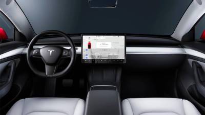 Камера в салоне Tesla начала следить за водителями - vesti.ru