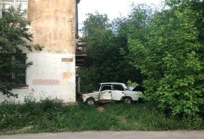 В Твери «семерка» после столкновения с Volkswagen врезалась в дом, пострадали два человека - afanasy.biz - Тверь