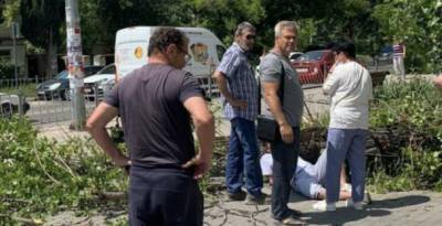 В Севастополе на мужчину упал внезапно рухнувший тополь - runews24.ru - Севастополь