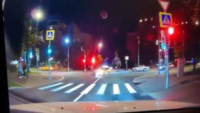 Мотоциклист после мощного удара о такси сделал через него сальто - reendex.ru - Зеленоград