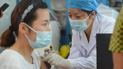 Чжун Наньшань - К концу года Китай намерен вакцинировать от COVID-19 до 80% населения - iz.ru