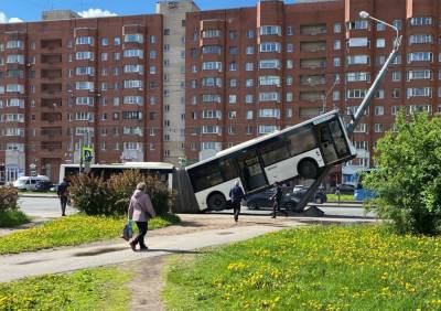 Названа причина аварии с автобусом на Ленинском проспекте - neva.today - Санкт-Петербург