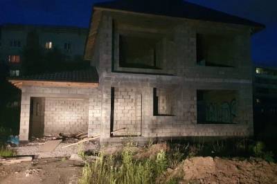 11-летний мальчик провалился в дыру в недостроенном доме в Хабаровске - hab.aif.ru - Хабаровск - район Железнодорожный