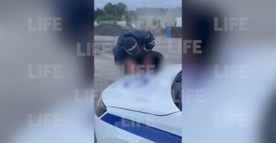 "Ты его потушил": Под Новосибирском сотрудник ДТП случайно выстрелил в голову 19-летнему парню при задержании - reendex.ru - Новосибирск - Новосибирская обл.