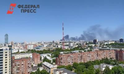В Екатеринбурге в районе Эльмаша горит ангар с бочками ГСМ - fedpress.ru - Екатеринбург - Урал