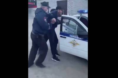 «Ты его потушил!»: под Новосибирском полицейский случайно выстрелил в голову нарушителю - mk.ru - Новосибирск