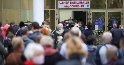 В Киеве открылся центр вакцинации: в очереди сотни людей (ФОТО) - dsnews.ua - Киев