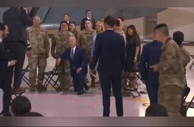 Дональд Трамп - Джо Байден - «Она сидела, скрестив ноги, а он колено преклонил»: старик Байден чудит - eadaily.com