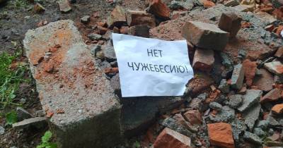В Калининграде неизвестные разгромили скамейку и забросали осколками немецкую клумбу - klops.ru - Калининград