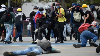 Протестующие в Колумбии линчевали застрелившего двух человек полицейского - newinform.com - Колумбия - Кали