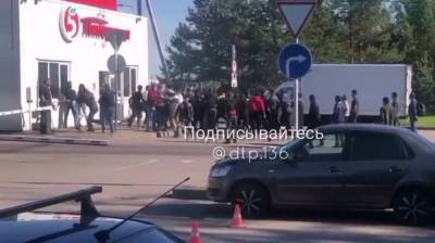 Автора видео с массовой дракой у «Пятёрочки» под Воронежем пригрозили уволить по статье - vestivrn.ru - Воронеж