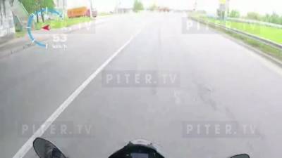 При повороте на Перевалочную улицу тягач уронил контейнер - piter.tv - Санкт-Петербург - р-н. Московский - Петербург