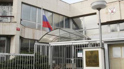 Первая группа высланных из Чехии российских дипломатов покинула посольство - iz.ru - Москва - Прага