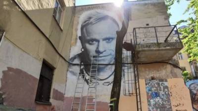 Из-за одной жалобы в Петербурге закрасят граффити с Китом Флинтом - piter.tv - Англия - Санкт-Петербург - Петербург
