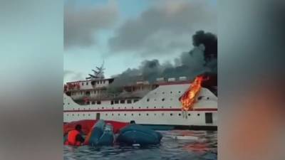 Прыгали за борт: огонь охватил пассажирское судно. Видео - vesti.ru - Индонезия