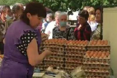 В центре Донецка образовалась огромная очередь за яйцами - mk.ru - Донецк