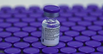 Индийский штамм COVID оказался наименее восприимчив к вакцине Pfizer - ren.tv - Париж