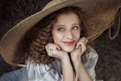 Элизабет Арзамасова - «Ты ли это?»: Лиза Арзамасова радикально сменила имидж и стала брюнеткой - mk.ru