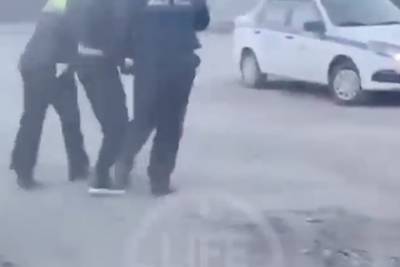 Случайно получивший пулю в голову от полицейского нарушитель умер в больнице - lenta.ru - Новосибирск