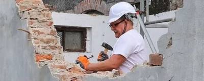 Мэр польского города Люблинец лично демонтировал старое здание для экономии бюджета - runews24.ru