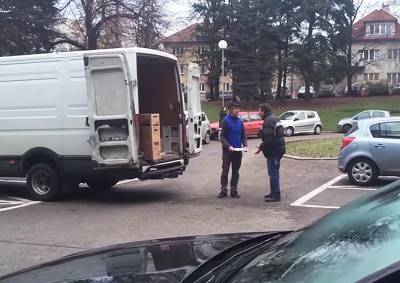 Популярный в Чехии видеоролик о нападении на курьера оказался вирусной рекламой - vinegret.cz