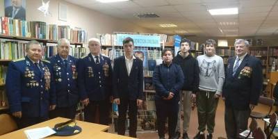 Летчики из Звездного городка встретились с читателями Молодинской библиотеки - runews24.ru - Звездный